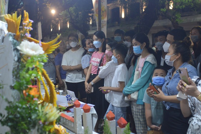 Đông đảo người dân, du khách đến với ngày hội.