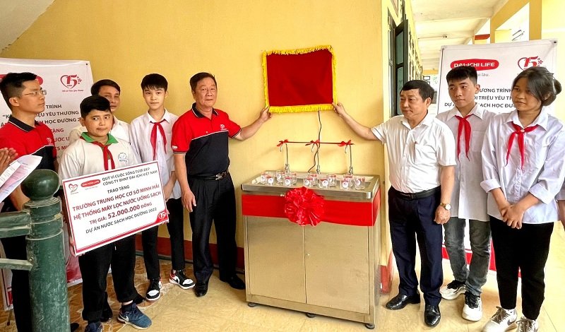 Hai hệ thống máy lọc nước uống sạch trị giá 52 triệu đồng được đại diện Quỹ Vì cuộc sống tươi đẹp của Dai-ichi Life Việt Nam trao cho Trường THCS Minh Hải (Minh Hải, Văn Lâm, Hưng Yên).