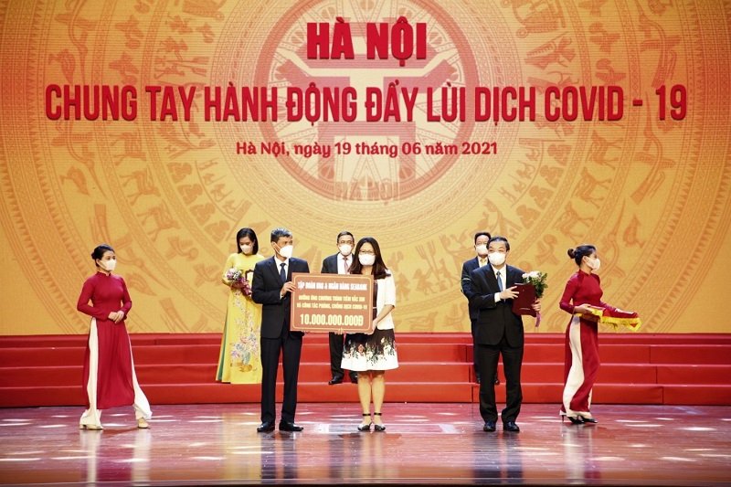Đại diện Quỹ an sinh Sức sống mới của Tập đoàn BRG và Ngân hàng SeABank trao ủng hộ 10 tỷ đồng cho Thành phố Hà Nội.