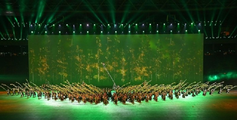 Chương trình nghệ thuật khai mạc SEA Games 31 có hình ảnh cây Tre - biểu tượng sức sống mãnh liệt, sự đoàn kết, bền vững, dẻo dai, bất khuất của người Việt Nam. (Ảnh: Báo Chính phủ).