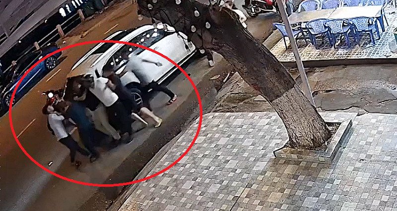 Nhóm người lao vào đánh hội đồng tài xế trước khi xảy ra vụ việc ô tô cán chết người. (Ảnh cắt từ clip).