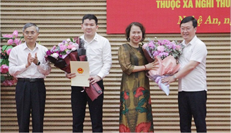 Lãnh đạo UBND tỉnh Nghệ An trao quyết định chấp thuận chủ trương đầu tư cho các nhà đầu tư