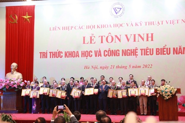 Chủ tịch nước Nguyễn Xuân Phúc và TSKH Phan Xuân Dũng trao tặng biểu trưng và bằng khen cho các cá nhân tiêu biểu.