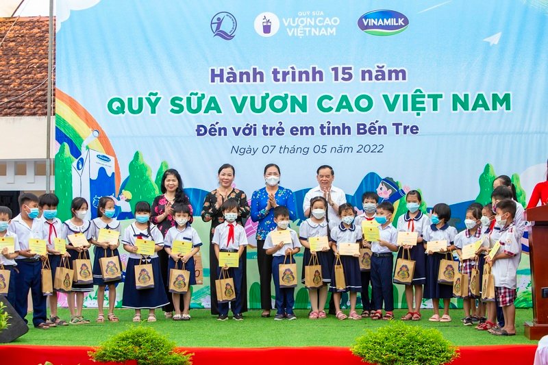 Nhiều phần quà và học bổng cũng được Quỹ sữa và các đại biểu trao tặng, như lời động viên các em học sinh học tập tốt.   