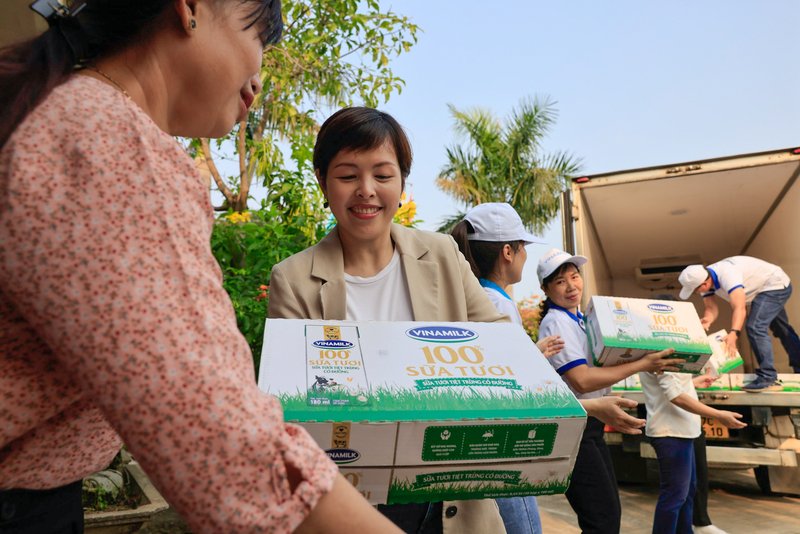 Niềm vui của những người làm chương trình khi mang sữa đến cho trẻ em có hoàn cảnh khó khăn. 