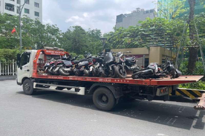 Hàng loạt xe máy và xe máy điện bị chiếc ô tô hạng sang tông hư hại.