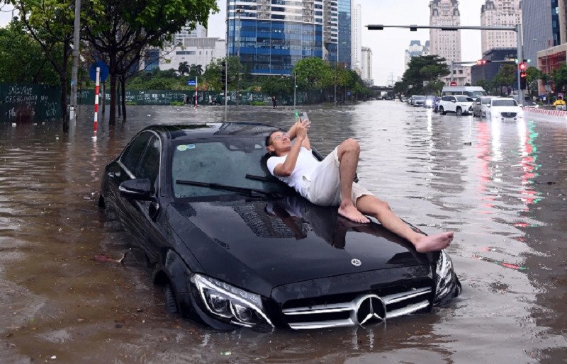 'Đại gia' nằm trên mui xe Mecerdes chết máy giữa phố.