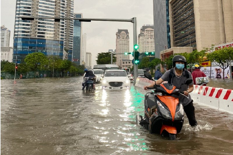 Ô tô, xe máy chết máy hàng loạt.