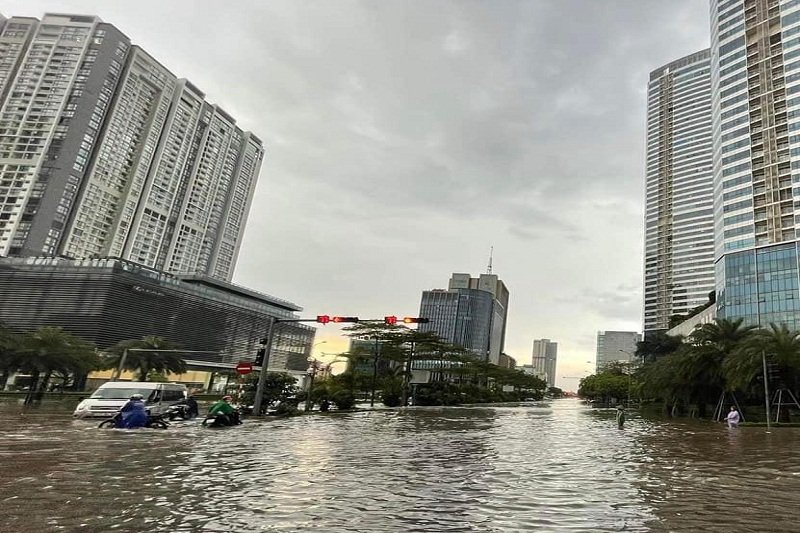 Đường Dương Đình Nghệ đoạn gần Keang Nam nước ngập rất sâu.