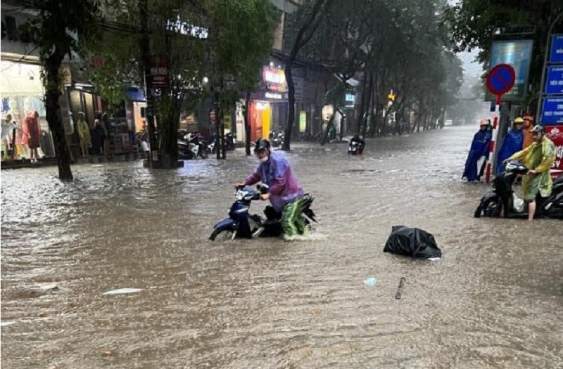 Phố Nguyễn Tuân nhiều xe chết máy.