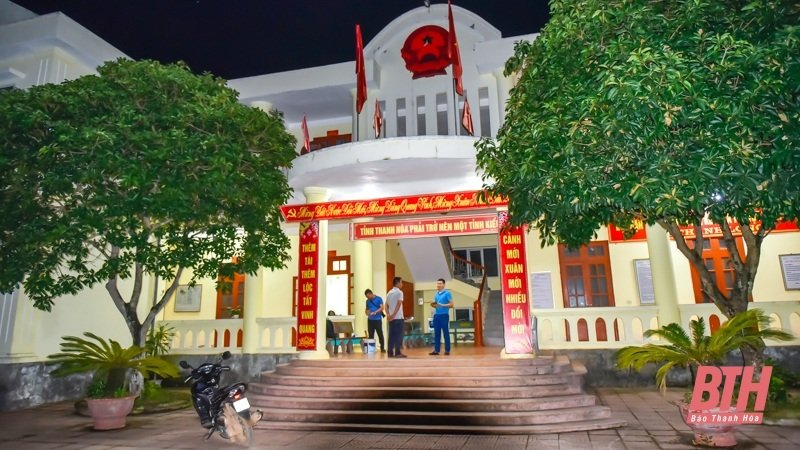 Trụ sở UBND xã Thành Long tối 31/5, sáng đèn xuyên đêm để trực bắt Triệu Quân Sự. (Ảnh: Báo Thanh Hóa).