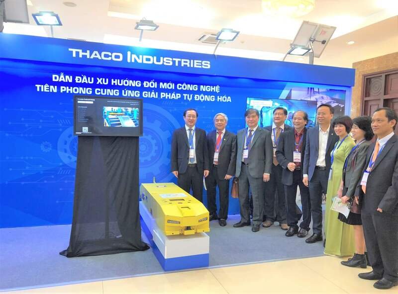 Bộ trưởng Bộ Khoa học - Công nghệ Huỳnh Thành Đạt (ngoài cùng, bên trái) và các đại biểu tham quan gian hàng của THACO Industriestại chương trình VCCA 2021.