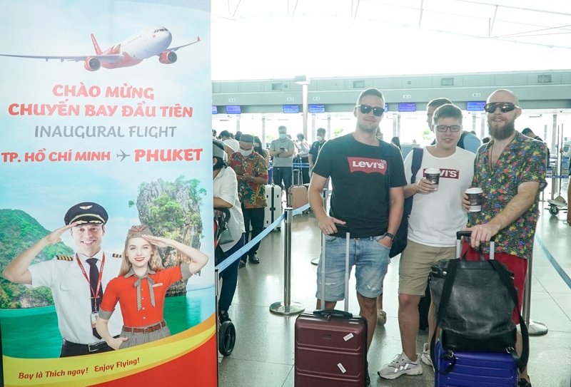 Hành khách vui vẻ trước hành trình đến với biển Phuket