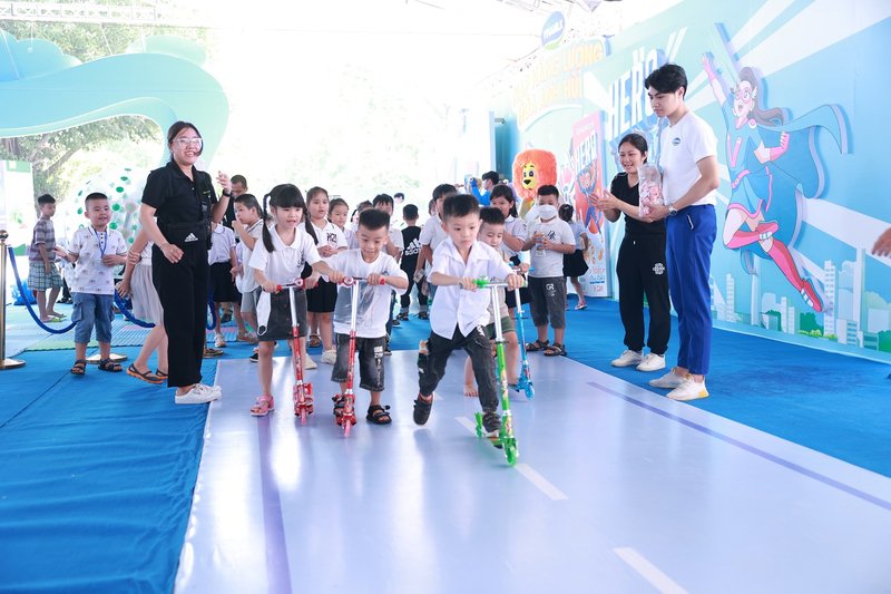 Các nhãn hàng ADM, Hero, SuSu, Probi… của Vinamilk đã đem đến cho trẻ em thủ đô ngày Quốc tế Thiếu nhi vui hết cỡ và tràn ngập tiếng cười.