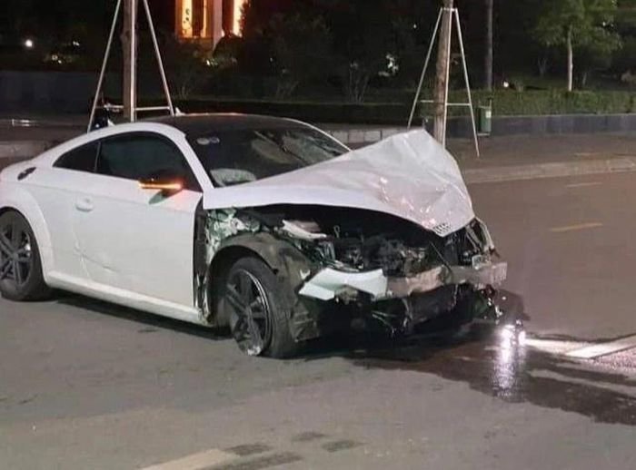 Chiếc xe Audi biến dạng sau tai nạn.