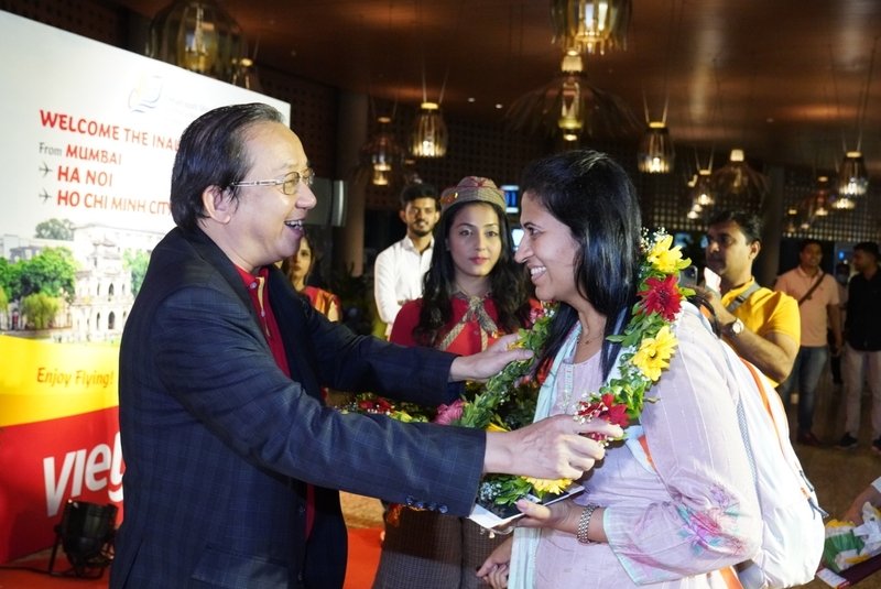 Phó Tổng Giám Đốc Vietjet Ông Đỗ Xuân Quang (bên trái) tặng quà lưu niệm cho đại diện sân bay quốc tế Chhatrapati Shivaji Maharaj (Mumbai)