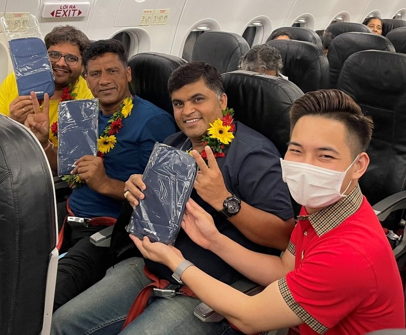 Hành khách nhận được những món quà thú vị từ phi hành đoàn Vietjet trên chuyến bay