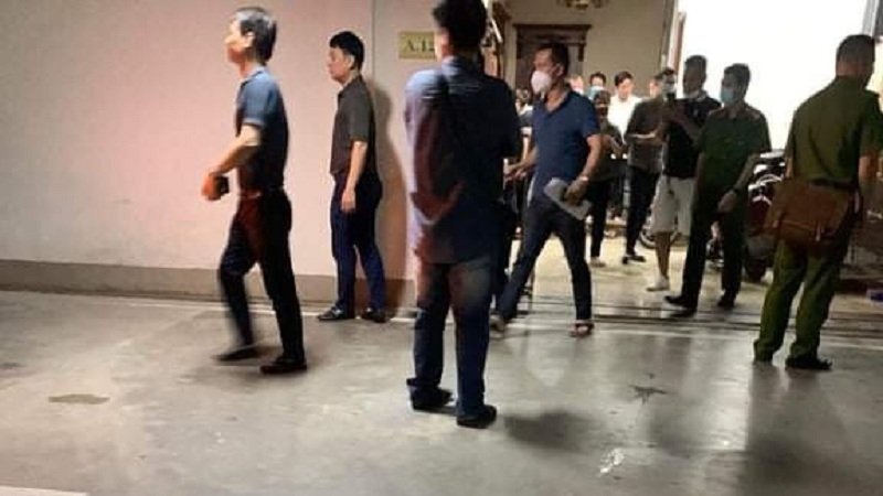 Lực lượng chức năng tập trung khá đông trước nhà A.12 tại khu 671 Hoàng Hoa Thám. (Ảnh: Thanh Niên).