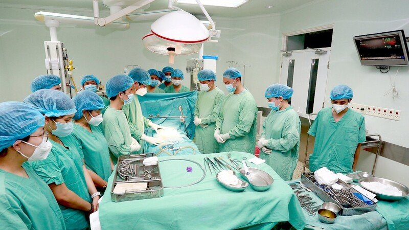 Xin phép người cho tạng trước khi mổ. Ảnh: BVCC