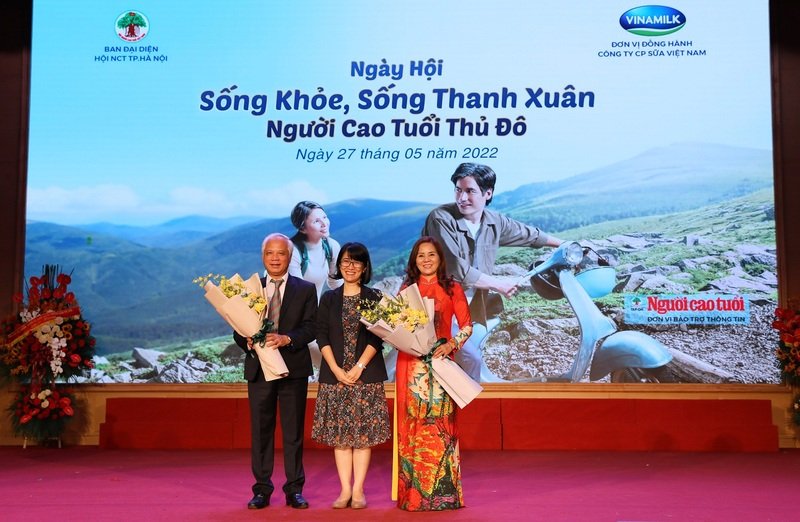 Đại diện Vinamilk tặng hoa cho Đại diện người cao tuổi thủ đô, thể hiện sự cam kết trong việc đồng hành chăm sóc sức khỏe cho người cao tuổi thủ đô và cả nước. 