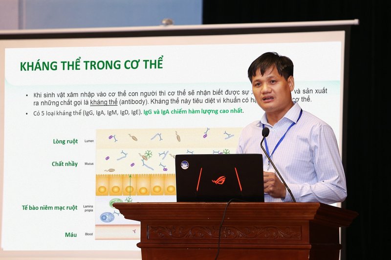 TS. BS Lê Minh Trác - Giám đốc Trung tâm Chăm sóc và Điều trị sơ sinh - Bệnh viện Phụ sản Trung ương trình bày về việc tăng cường miễn dịch cho trẻ bằng sữa non và lợi khuẩn  