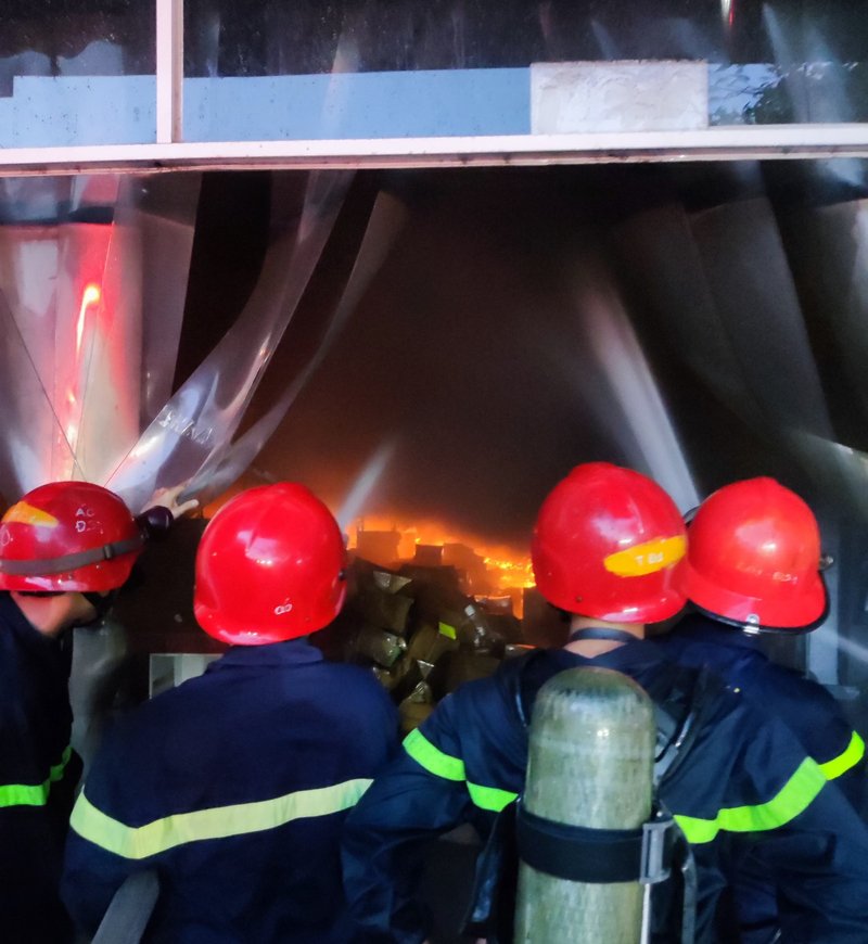 Như đã đưa tin, vào sáng ngày 13/6, nhìn từ xa, đám cháy bốc lên từ nhà máy may Scavi Huế với cột khói đen lớn, bốc cao hàng chục mét. Lãnh đạo UBND huyện Phong Điền thông tin: “Scavi là nhà máy có số lượng lao động lớn nhất huyện, hiện nay, lực lượng chức năng tập trung khống chế vụ cháy”.