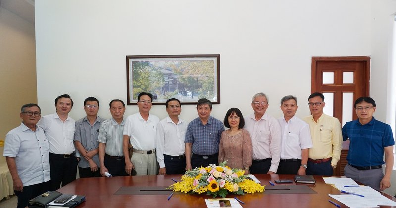 Các đại biểu tham gia buổi làm việc chụp ảnh lưu niệm cùng đoàn công tác Tổng hội Xây dựng Việt Nam.
