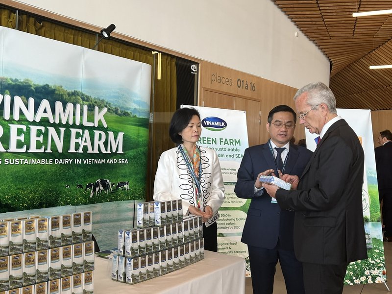 Ông Richard Hall và các đại diện Vinamilk trao đổi thêm về mô hình Green Farm đã được Vinamilk xây dựng tại Việt Nam 