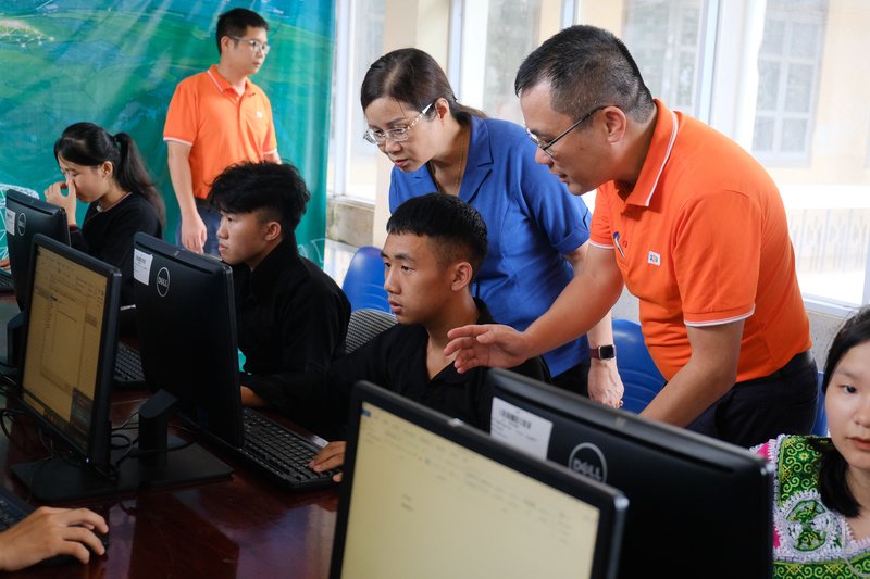 fpt-trao-tang-1-000-may-tinh-cho-hoc-sinh-vung-cao-ha-giang