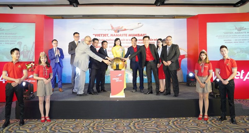 Bà Phan Thị Thắng, Phó chủ tịch UBND Tp.Hồ Chí Minh, ông Hoàng Tùng, Tổng Lãnh sự Việt Nam tại Mumbai, ông Nguyễn Anh Tuấn, Thành viên Hội đồng quản trị Vietjet và các đại diện lãnh đạo cấp cao khác thực hiện nghi thức công bố và khai trương đường bay