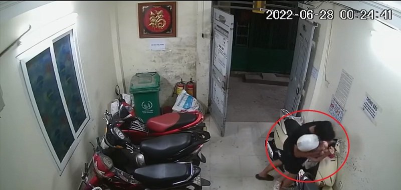 Kẻ biến thái rình rập, sàm sỡ cô gái đẹp tại khu nhà trọ ở Hà Nội.