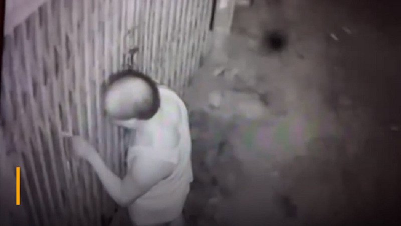 Ông lão 80 tuổi đang đêm sang gõ cửa hàng xóm. (Ảnh cắt từ clip).