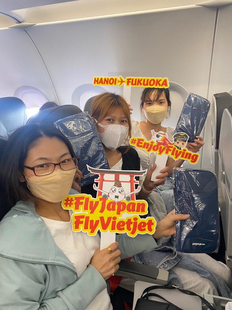 Hành khách vui vẻ, hào hứng trên chuyến bay Vietjet