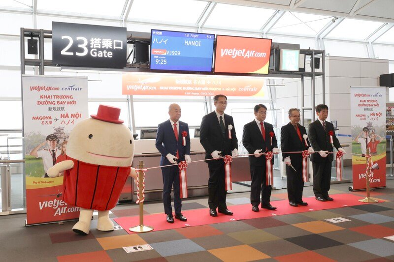 Nghi thức cắt băng khai trương tại sân bay chào đón chuyến bay đầu tiên của Vietjet