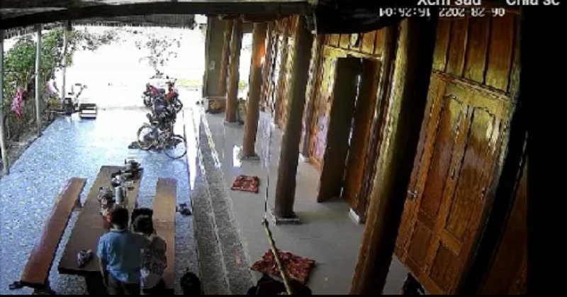 Chủ tịch UBMTTQ xã vuốt ve, sàm sỡ nữ sinh lớp 10 Thanh Hóa. (Ảnh: Cắt từ clip).