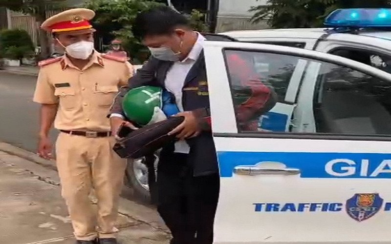 Cán bộ coi thi bị tai nạn được cảnh sát giao thông chở đến điểm thi để kịp giờ.