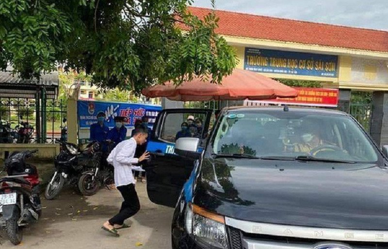 Dù đã được lực lượng chức năng trợ giúp nhưng do địa điểm thi ở xa nên 2 nam sinh đã bị lỡ môn thi đầu tiên vào sáng 7/7.