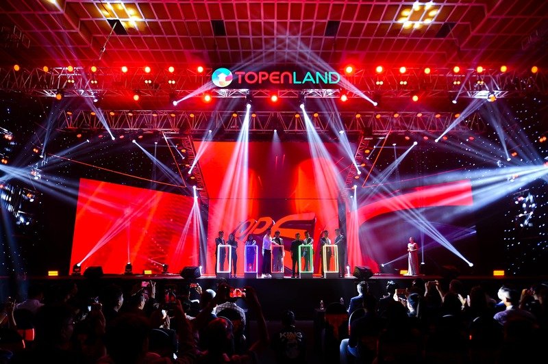 Ban lãnh đạo TopenLand cùng các khách mời ấn nút ra mắt nền tảng TopenLand