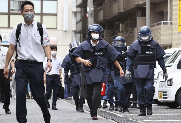 Cảnh sát khám xét nhà Yamagami ở Nara. Ảnh: Kyodo News.