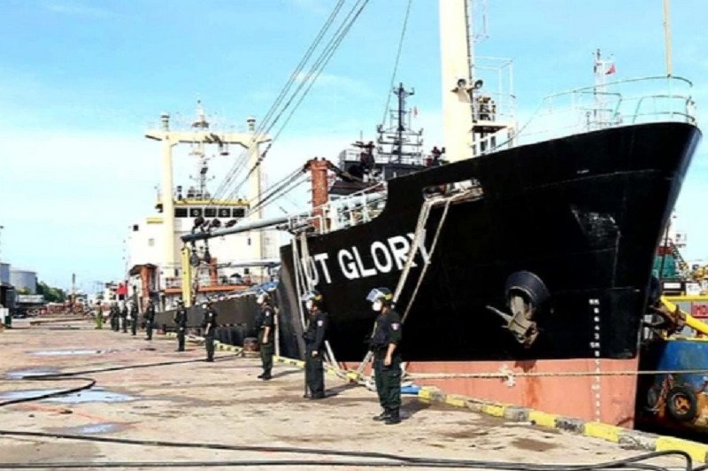 Cảnh sát vũ trang bao vây, khám xét trụ sở Công ty TNHH Hà Lộc, doanh nghiệp xăng dầu lớn nhất TP Vũng Tàu, sáng 21/10/2021, trong quá trình mở rộng điều tra đường dây của Hữu. (Ảnh: Dân Trí).