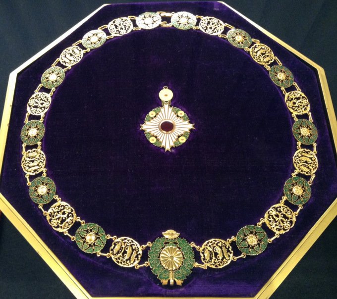 Huân chương Hoa Cúc (giữa) và Vòng cổ trưng bày trong bảo tàng. Ảnh: Wikipedia.