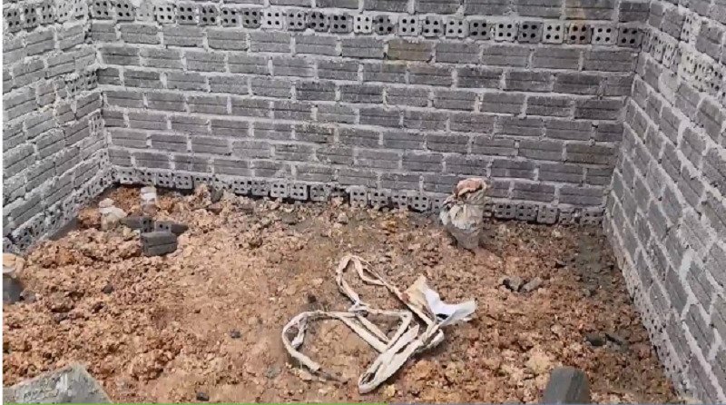 Bên trong căn nhà vệ sinh 200 triệu đồng đang được hoàn thiện. (Ảnh: Báo Người Lao Động).