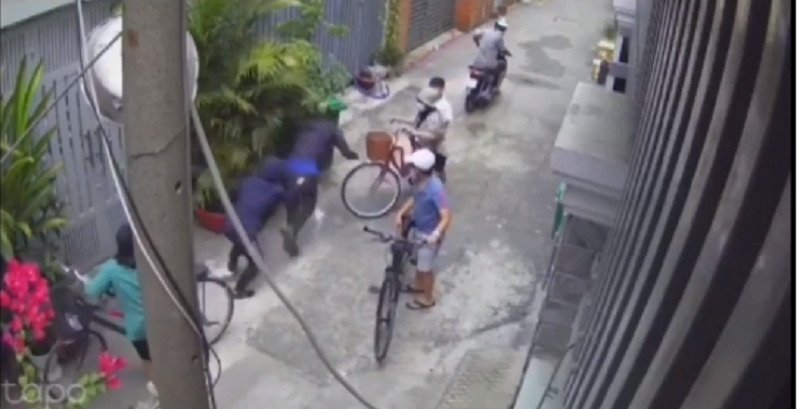 Cướp giật giữa lúc có đông người. (Ảnh: Cắt từ clip).