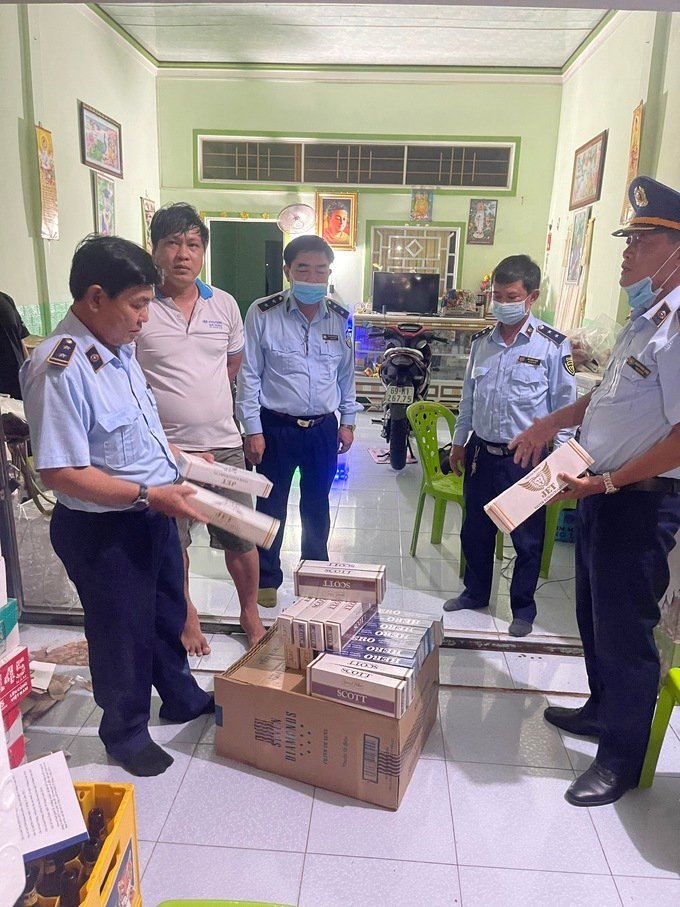 Đoàn kiểm tra đang kiểm tra và niêm phong thuốc lá tại các cơ sơ kinh doanh