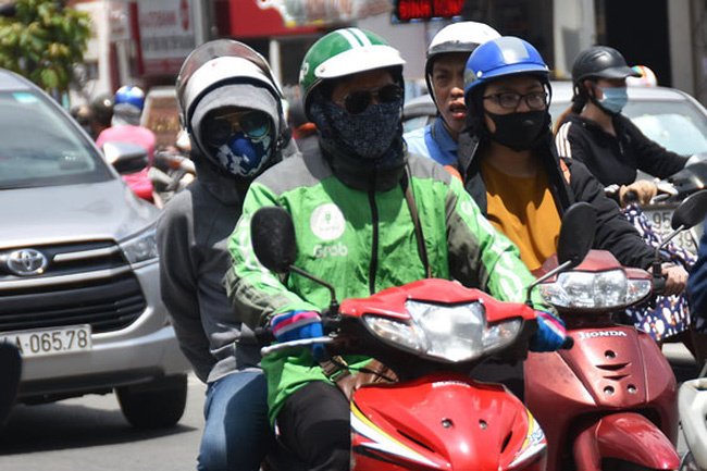 Hàng loạt phí và phụ phí được Grab đưa ra với danh nghĩa là hỗ trợ tài xế.