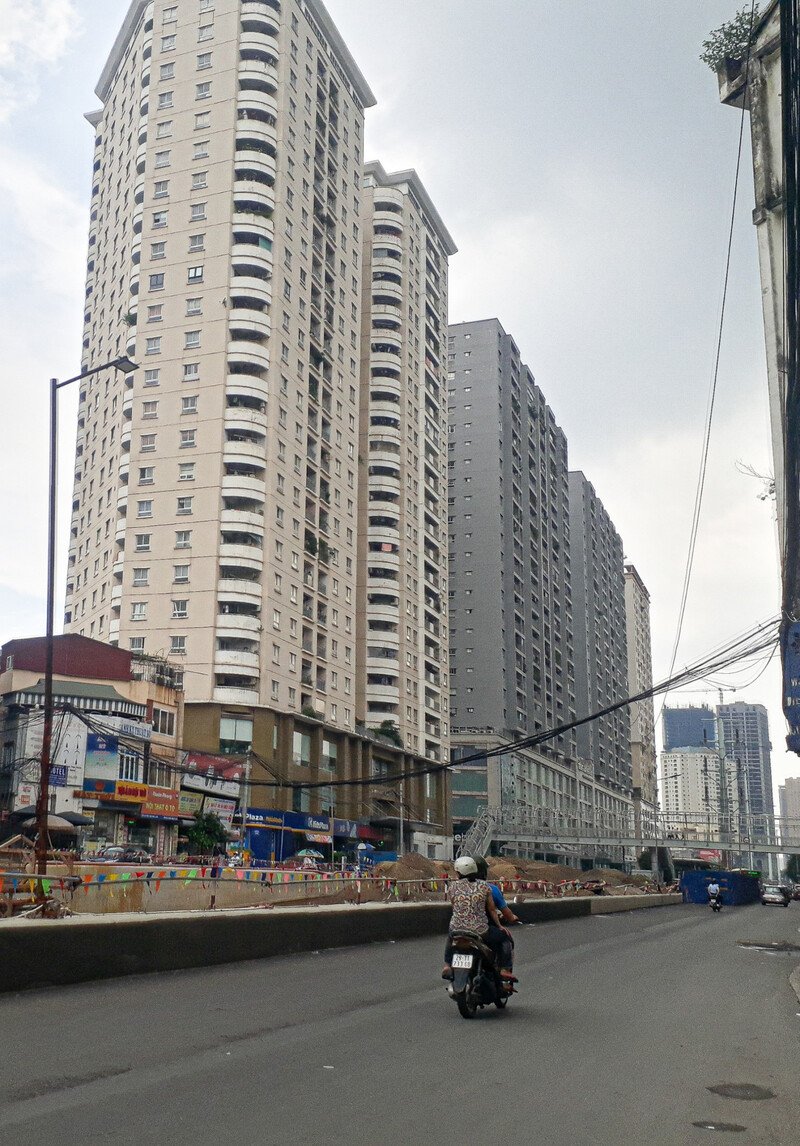 Hạ tầng trục đường này cũng thường xuyên trong tình trạng sửa chữa, xây dựng gây mất mỹ quan đô thị. Ảnh: Thanh Huyền
