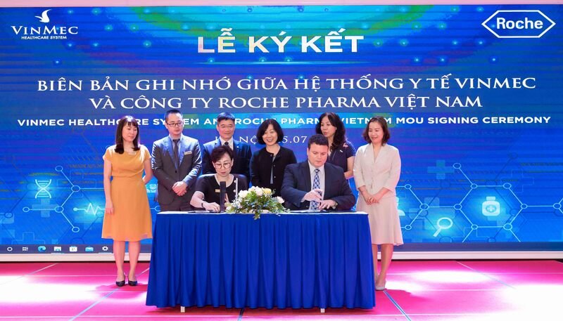 Bà Lê Thúy Anh và Ông Lennor Carrillo đại diện cho Hệ thống Y tế Vinmec và Roche Pharma Việt Nam ký kết biên bản thỏa thuận hợp tác.