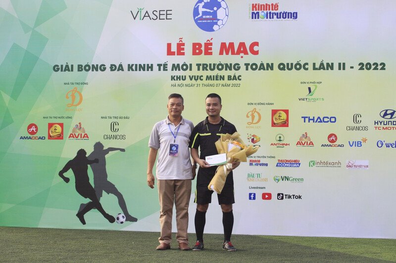 Ban tổ chức trao hoa và quà lưu niệm cho đại diện tổ trọng tài.