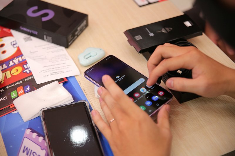fpt-shop-manh-tay-giam-50-cho-khach-mua-galaxy-s22-bora-purple
