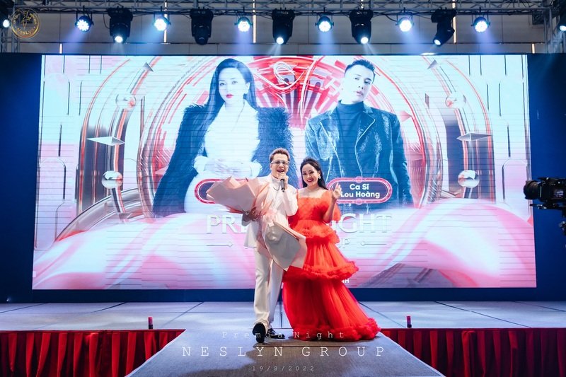 Founder Di Linh cùng ca sĩ Lou Hoàng trong đêm tiệc Premia Night Neslyn Group